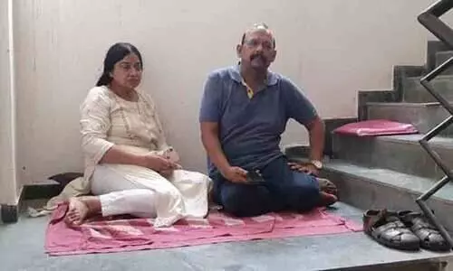 വാടകക്കാരി ഒഴിയാൻ കൂട്ടാക്കിയില്ല; ഉടമസ്ഥർ ഒരാഴ്ചയായി ഫ്ലാറ്റിലെ ഗോവണിയിൽ