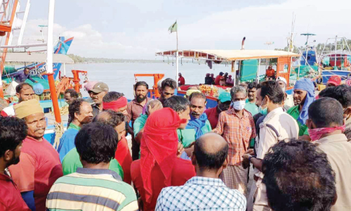 ക​ട​പ്പു​റം മു​ന​ക്ക​ക്ക​ട​വ് ഫി​ഷ് ലാ​ൻ​ഡി​ങ്  സെൻറ​റി​ൽ സം​ഘ​ർ​ഷ​ം