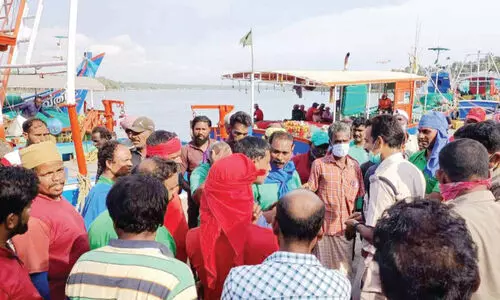 ക​ട​പ്പു​റം മു​ന​ക്ക​ക്ക​ട​വ് ഫി​ഷ് ലാ​ൻ​ഡി​ങ്  സെൻറ​റി​ൽ സം​ഘ​ർ​ഷ​ം