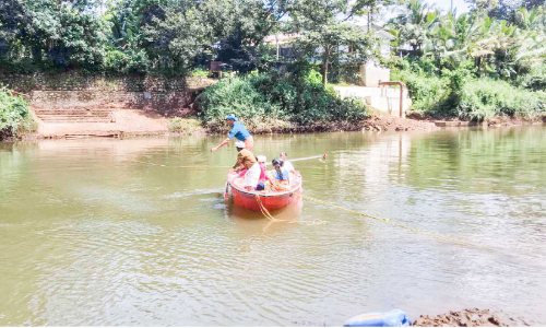 വയറപ്പുഴ പാലം വൈകുന്നു; സാഹസിക യാത്ര തുടരുന്നു വയറപ്പുഴ പാലം വൈകുന്നു; സാഹസിക യാത്ര തുടരുന്നു