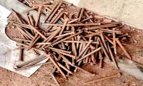 റോഡിൽ നിറയെ ആണി; പഞ്ചറായത് നിരവധി വാഹനങ്ങൾ