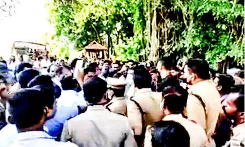 കാട്ടാന ആക്രമണത്തിൽ യുവതി കൊല്ലപ്പെട്ട സംഭവം: മണ്ണാർക്കാട്-ആനക്കട്ടി അന്തർ   സംസ്ഥാന പാത നാട്ടുകാർ ഉപരോധിച്ചു