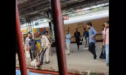 റെയിൽവേ സ്‌റ്റേഷനിൽ ​വയോധികന് പൊലീസുകാരന്റെ ക്രൂര മർദനം; വിഡിയോ വൈറൽ