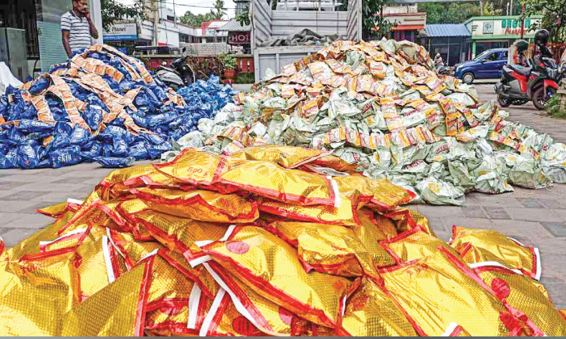 അപകടത്തിൽപ്പെട്ട മിനിലോറിയിൽനിന്ന് അരക്കോടിയുടെ ലഹരി ഉൽപ്പന്നങ്ങൾ പിടികൂടി അപകടത്തിൽപ്പെട്ട മിനിലോറിയിൽനിന്ന് അരക്കോടിയുടെ ലഹരി ഉൽപ്പന്നങ്ങൾ പിടികൂടി