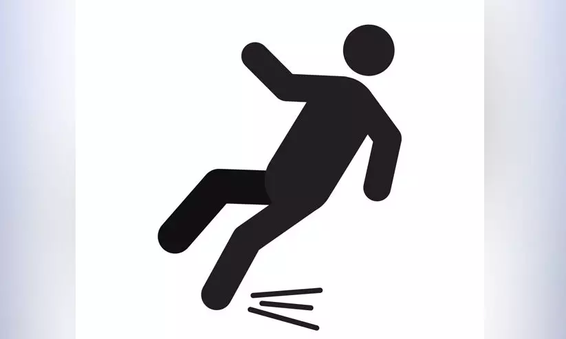 നടന്നുപോകവെ സെപ്റ്റിക് ടാങ്കിൽ വീണ് തൊഴിലുറപ്പ് തൊഴിലാളിക്ക് പരിക്ക് നടന്നുപോകവെ സെപ്റ്റിക് ടാങ്കിൽ വീണ് തൊഴിലുറപ്പ് തൊഴിലാളിക്ക് പരിക്ക്