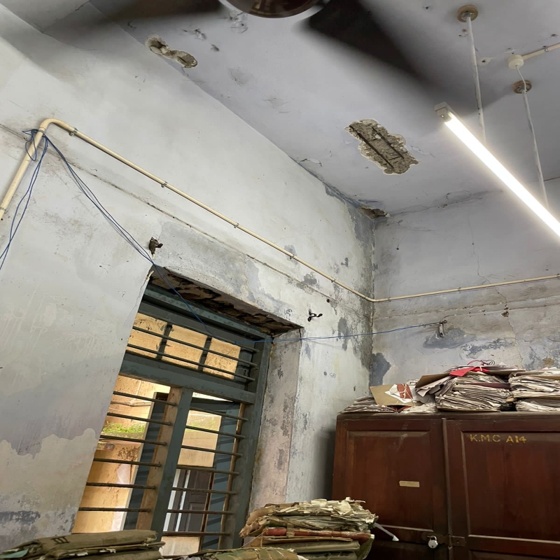 കോൺക്രീറ്റ് പാളികൾ അടർന്നുവീഴുന്നു നഗരസഭ ഒാഫീസിലെത്തുന്നവർ ഹെൽമെറ്റ് ധരിക്കുക കോൺക്രീറ്റ് പാളികൾ അടർന്നുവീഴുന്നു നഗരസഭ ഒാഫീസിലെത്തുന്നവർ ഹെൽമെറ്റ് ധരിക്കുക