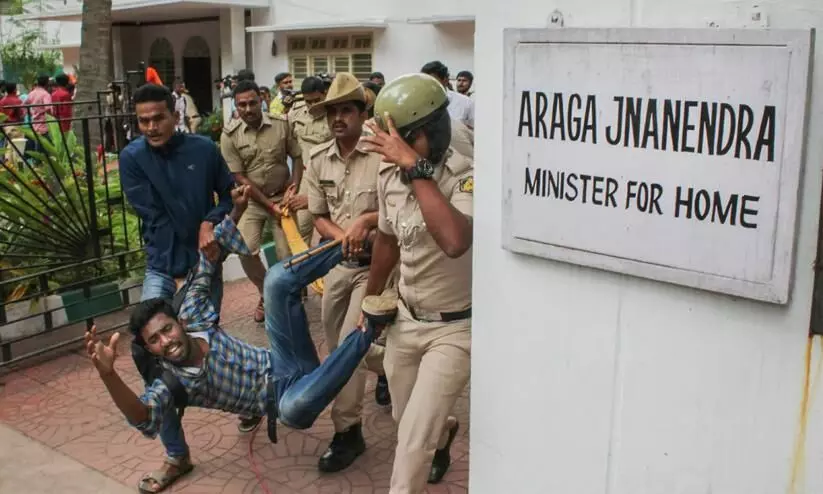Popular Front should be banned; ABVP protest against BJP minister in Karnataka Popular Front should be banned; ABVP protest against BJP minister in Karnataka