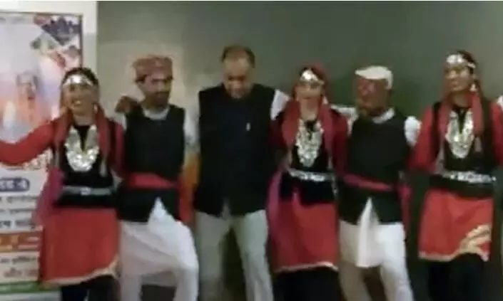 Himachal Pradesh Chief Minister Dances With Folk Artists On Stage