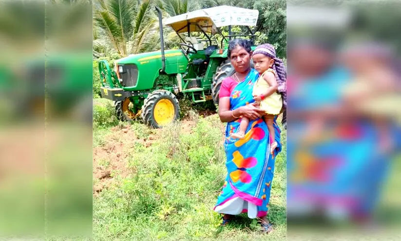 കൈക്കുഞ്ഞുമായി ബുൾഡോസറിന് മുന്നിൽ; അട്ടപ്പാടി ചീരക്കടവിലെ ഭൂമി കൈയേറ്റം ആദിവാസികൾ തടഞ്ഞു