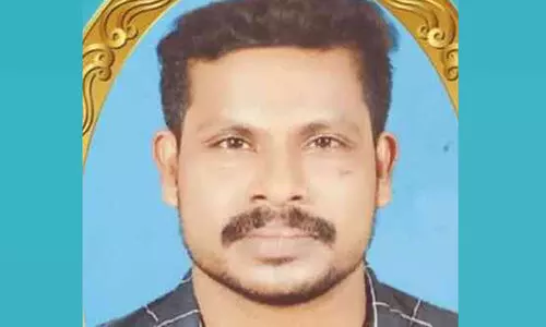 ഭാര്യക്കും മകനു​മൊപ്പം പോകവേ ബൈക്കിൽ കാറിടിച്ച് യുവാവ് മരിച്ചു