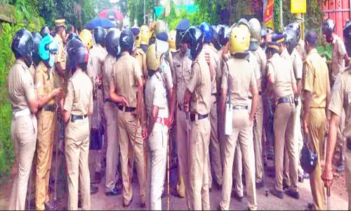 ഹെ​ൽ​മ​റ്റ് ക്ഷാ​മം; ക്ര​മ​സ​മാ​ധാ​ന പാ​ല​ന​ത്തി​ന് പൊ​ലീ​സി​ന് ബൈ​ക്ക് ഹെ​ൽ​മ​റ്റ്