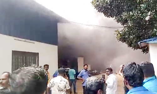 തൃക്കാക്കരയിൽ കാർ ഷോറൂമിൽ തീപിടിത്തം