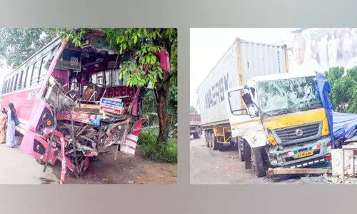 സ്വകാര്യ ബസ് കണ്ടെയ്നർ ലോറിയിലിടിച്ച് മൂന്ന് പേർക്ക് പരിക്ക്