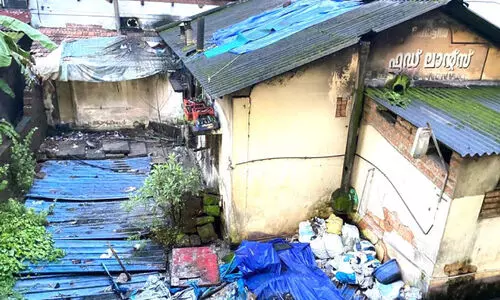 കെട്ടിടങ്ങളുടെ പിറകിൽ മാലിന്യം തള്ളൽ കെട്ടിടങ്ങളുടെ പിറകിൽ മാലിന്യം തള്ളൽ