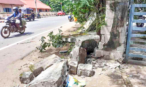 ടിപ്പർ ലോറി കാറിലും വില്ലേജ് ഓഫിസിന്‍റെ മതിലിലും ഇടിച്ചു; ഒരാൾക്ക് പരിക്ക്