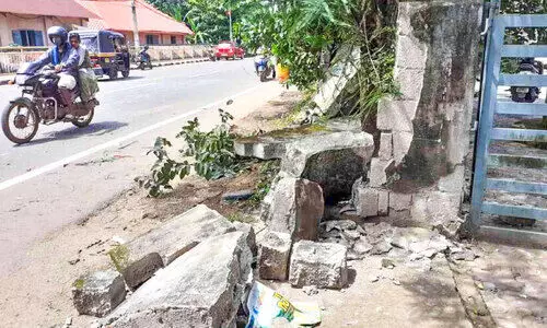 ടിപ്പർ ലോറി കാറിലും വില്ലേജ് ഓഫിസിന്‍റെ മതിലിലും ഇടിച്ചു; ഒരാൾക്ക് പരിക്ക്
