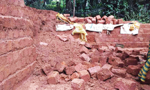 നിർമാണത്തിനിടെ ഭിത്തി തകർന്ന് തൊഴിലുറപ്പ് തൊഴിലാളികൾക്ക് പരിക്ക്
