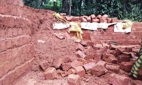 നിർമാണത്തിനിടെ ഭിത്തി തകർന്ന് തൊഴിലുറപ്പ് തൊഴിലാളികൾക്ക് പരിക്ക്