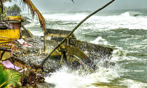 ക​​ട​​ലി​​നും ചെ​​കു​​ത്താ​​നും ന​​ടു​​വി​​ലകപ്പെട്ടവർ; എന്താണ് വിഴിഞ്ഞത്ത് സംഭവിക്കുന്നത്