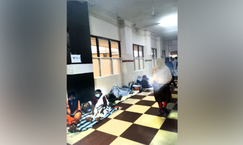 മെഡിക്കൽ കോളജിൽ രോഗികൾ വാതിൽക്കൽ വരെ