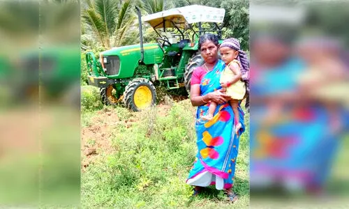 കൈക്കുഞ്ഞുമായി ബുൾഡോസറിന് മുന്നിൽ; അട്ടപ്പാടി ചീരക്കടവിലെ ഭൂമി കൈയേറ്റം ആദിവാസികൾ തടഞ്ഞു