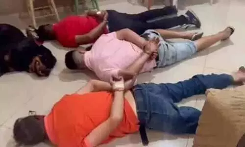 മയക്കുമരുന്ന് ഗ്യാങ്ങിനൊപ്പം കീഴടങ്ങി വളർത്തുനായയും; വിഡിയോ വൈറൽ