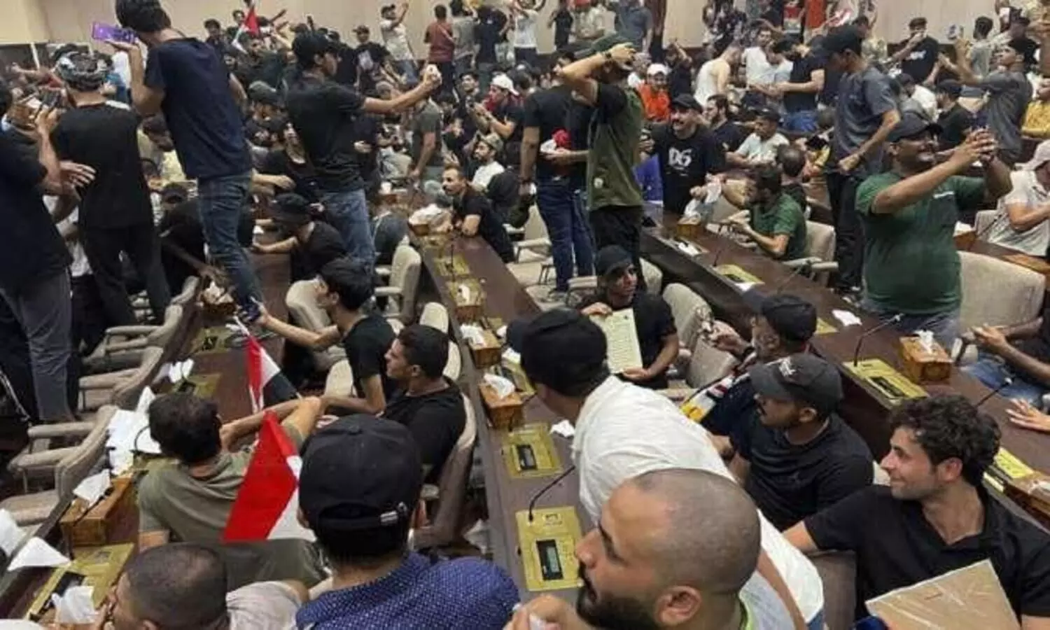 ര​ണ്ടാം ദി​നവും ഇ​റാ​ഖ് പാ​ർ​ല​മെ​ന്റി​ൽ തമ്പടിച്ച് പ്ര​തി​ഷേ​ധ​ക്കാ​ർ