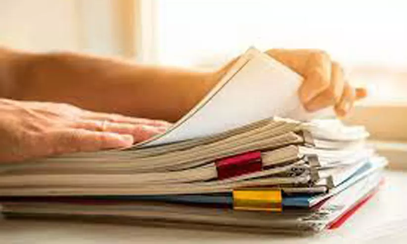 കടബാധ്യതയെത്തുടർന്ന് മാതാപിതാക്കൾ ജീവനൊടുക്കിയ സംഭവം: മക്കൾക്ക് വീടിന്റെ ആധാരം തിരികെ നൽകും കടബാധ്യതയെത്തുടർന്ന് മാതാപിതാക്കൾ ജീവനൊടുക്കിയ സംഭവം: മക്കൾക്ക് വീടിന്റെ ആധാരം തിരികെ നൽകും