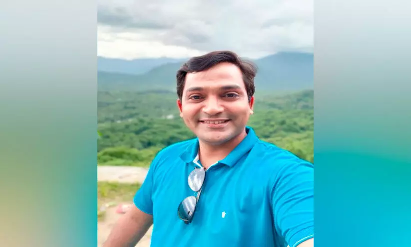 പാട്ടുപാടി ശസ്ത്ര​ക്രിയ; വൈറലായി ഡോക്ടർ