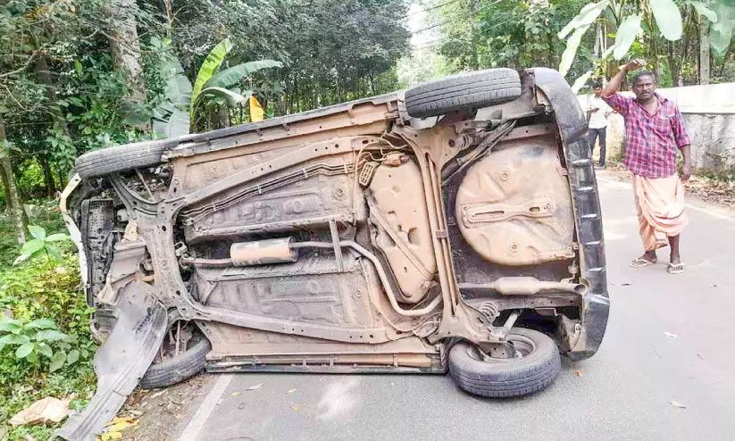 കാർ മറിഞ്ഞ് കാൽനട യാത്രികന് പരിക്ക്