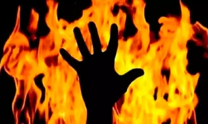 മെഡിക്കൽ ഷോപ് ജീവനക്കാരിയായ യുവതിയെ ഭർത്താവ്‌ പെട്രോളൊഴിച്ച്‌ തീകൊളുത്തി