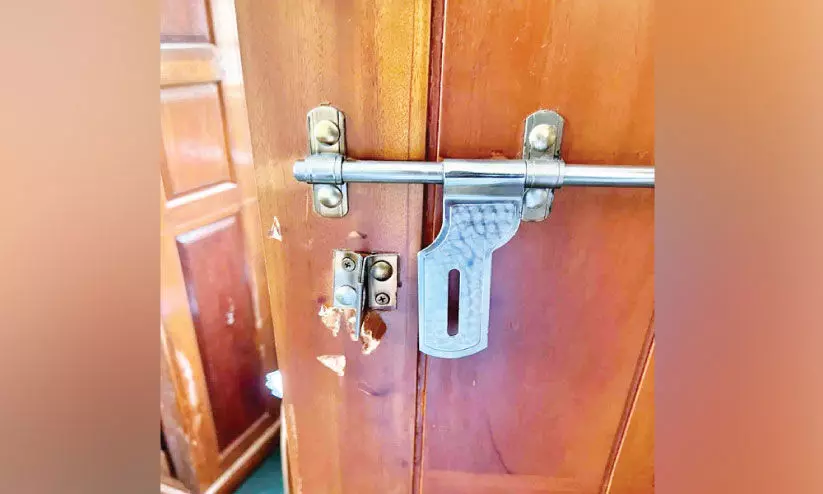 പള്ളി കേന്ദ്രീകരിച്ച് മോഷണം പള്ളി കേന്ദ്രീകരിച്ച് മോഷണം