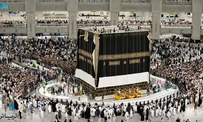 പുതിയ കിസ്വയിൽ തിളങ്ങി കഅ്ബ പുതിയ കിസ്വയിൽ തിളങ്ങി കഅ്ബ