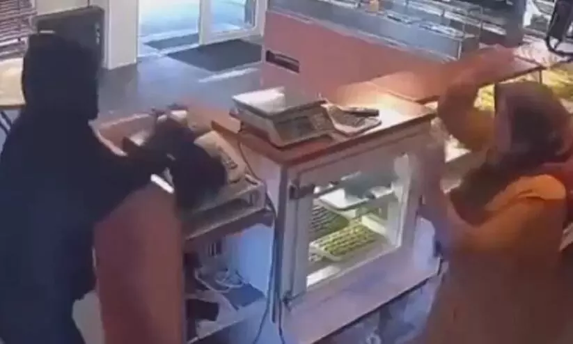 Woman Fights Off Thief With A Cleaning Cloth At Turkish Bakery