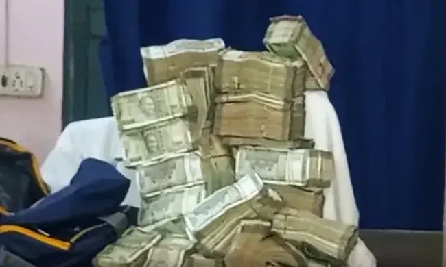 പണവുമായി കോൺഗ്രസ് എം.എൽ.എമാർ പശ്ചിമബംഗാളിൽ പിടിയിൽ