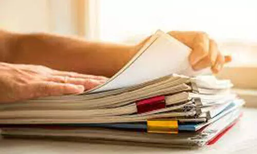 കടബാധ്യതയെത്തുടർന്ന് മാതാപിതാക്കൾ ജീവനൊടുക്കിയ സംഭവം: മക്കൾക്ക് വീടിന്‍റെ ആധാരം തിരികെ നൽകും