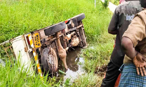 ഗ്യാസ് ലോറി പാടത്തേക്ക് മറിഞ്ഞു