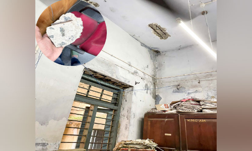 കോൺക്രീറ്റ് പാളി അടർന്നുവീണു; നഗരസഭ ജീവനക്കാരി രക്ഷപ്പെട്ടു