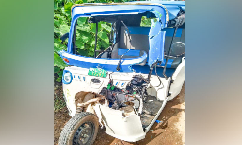 ബസും ഓട്ടോയും കൂട്ടിയിടിച്ച് മൂന്നുപേർക്ക് പരിക്ക്