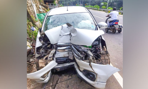 കാർ ക്രാഷ് ബാരിയറിലിടിച്ചു; മൂന്നുപേർക്ക് പരിക്ക്