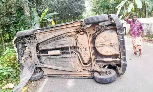 കാർ മറിഞ്ഞ് കാൽനട യാത്രികന് പരിക്ക്