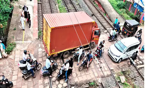 ബേക്കൽ പാലം അടച്ചിട്ടു; ഗതാഗതക്കുരുക്കിൽ പൊറുതിമുട്ടി പാലക്കുന്ന് സ്റ്റേഷൻ റോഡ്