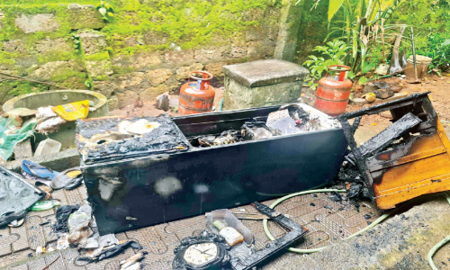 അടുക്കളയിൽ അഗ്നിബാധ; പൊലീസിന്‍റെ ഇടപെടൽ വൻ അപകടം ഒഴിവാക്കി