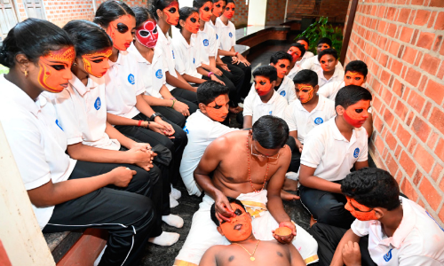 തെ​യ്യ​ക്കോ​ല​ങ്ങളായി കുട്ടിപ്പൊലീസുകാര്‍; കാ​ലി​ഗ്ര​ഫി ശി​ല്‍പ​ശാ​ല​യും നടന്നു