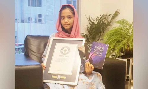 ഗി​ന്ന​സി​ന്‍റെ വ​ലു​പ്പ​വു​മാ​യി കു​ഞ്ഞു​ക​ഥാ​കാ​രി ലൈ​ബ ദോ​ഹ​യി​ൽ