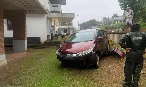 റാന്നി ഉതിമൂട്ടിൽ കാർ നിയന്ത്രണംവിട്ട് അപകടം