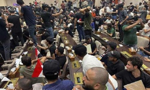 ര​ണ്ടാം ദി​നവും ഇ​റാ​ഖ് പാ​ർ​ല​മെ​ന്റി​ൽ തമ്പടിച്ച് പ്ര​തി​ഷേ​ധ​ക്കാ​ർ