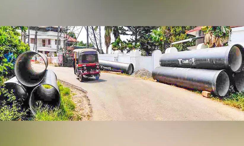 കിൻഫ്ര കുടിവെള്ള പദ്ധതിക്കായി കുത്തിപ്പൊളി; അപകടക്കെണിയായി എടയപ്പുറ-കൊച്ചിൻ ബാങ്ക് റോഡ് കിൻഫ്ര കുടിവെള്ള പദ്ധതിക്കായി കുത്തിപ്പൊളി; അപകടക്കെണിയായി എടയപ്പുറ-കൊച്ചിൻ ബാങ്ക് റോഡ്