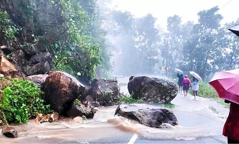 മലയോരത്ത് കനത്ത മഴ; ഉരുൾപൊട്ടൽ, മിന്നൽ പ്രളയം