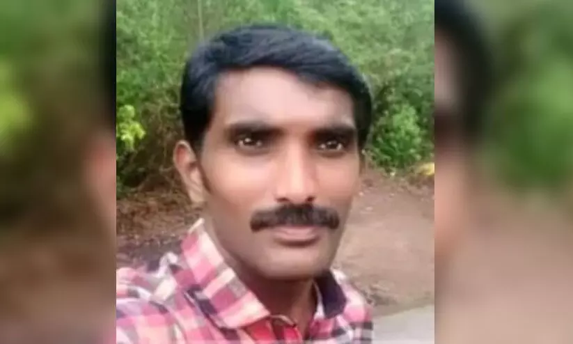 കാസർകോട് പുല്ലൂരിൽ യുവാവിനെ കഴുത്തറുത്ത് കൊന്നു കാസർകോട് പുല്ലൂരിൽ യുവാവിനെ കഴുത്തറുത്ത് കൊന്നു